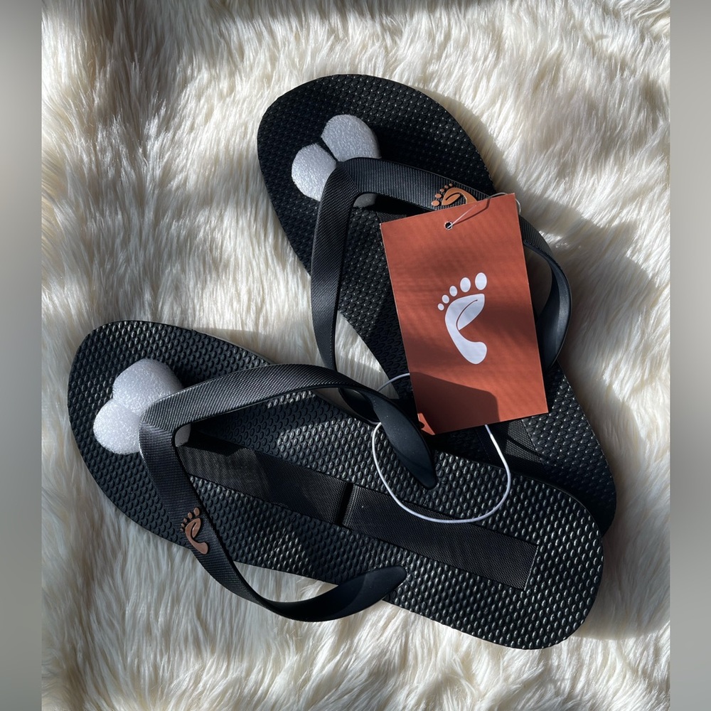 🌎 *UNWORN WITH TAGS* Earthing Grounding Black “Coachella Flip Flops”